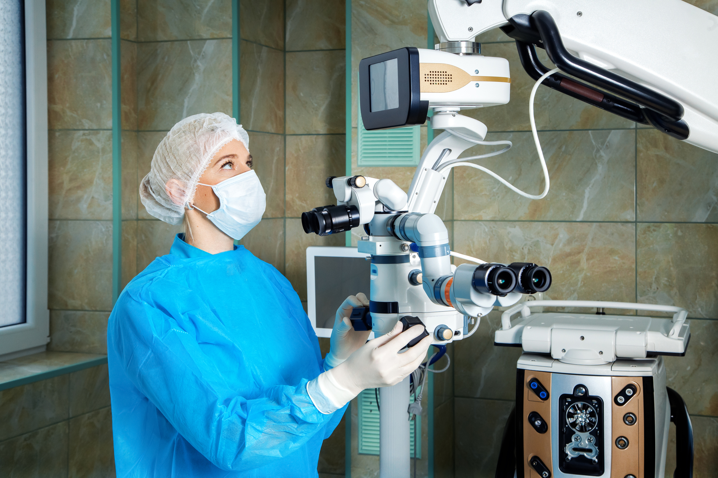 Ophthalmologist in the operating room